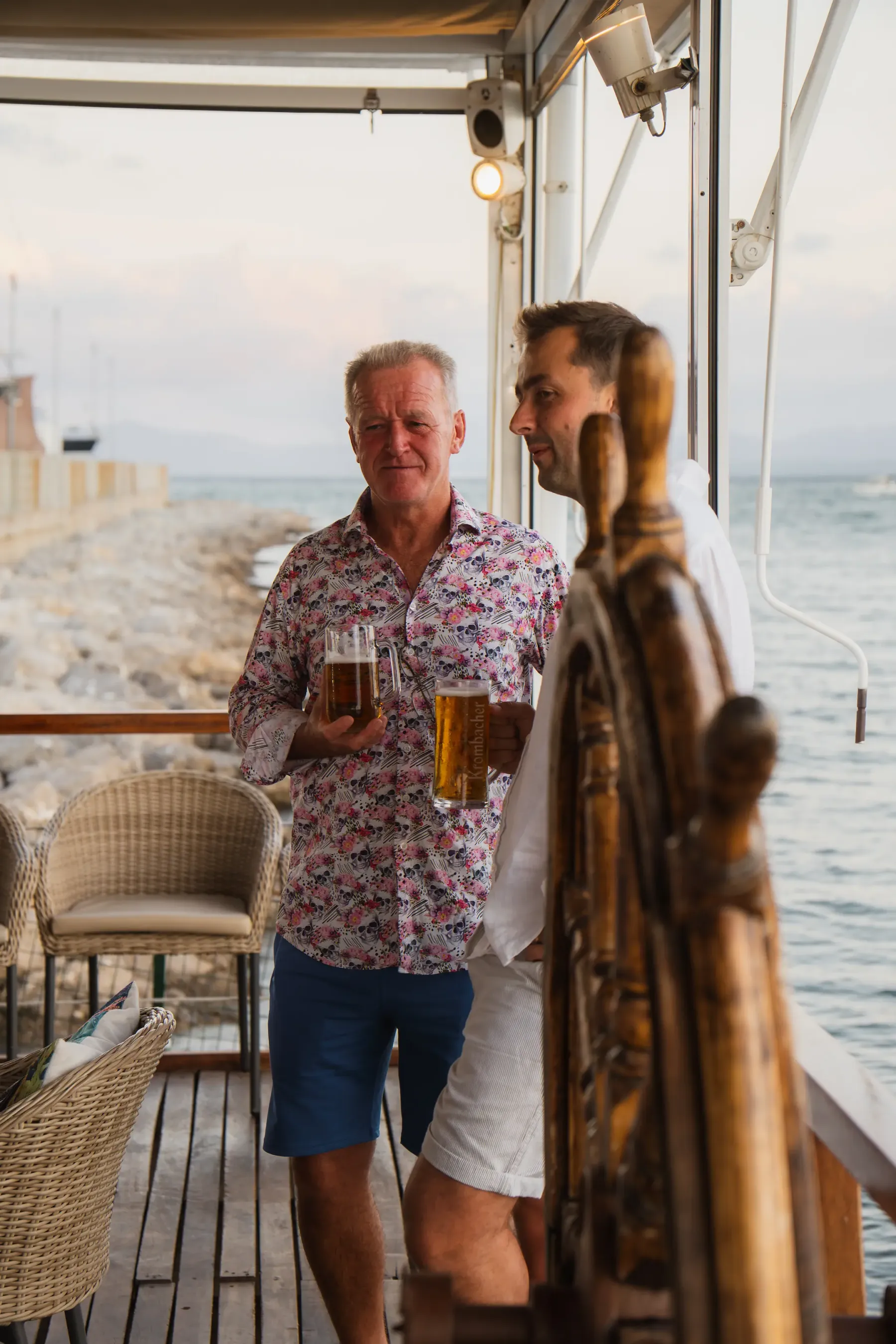 Clientes relajados en la terraza mirando al Mediterráneo