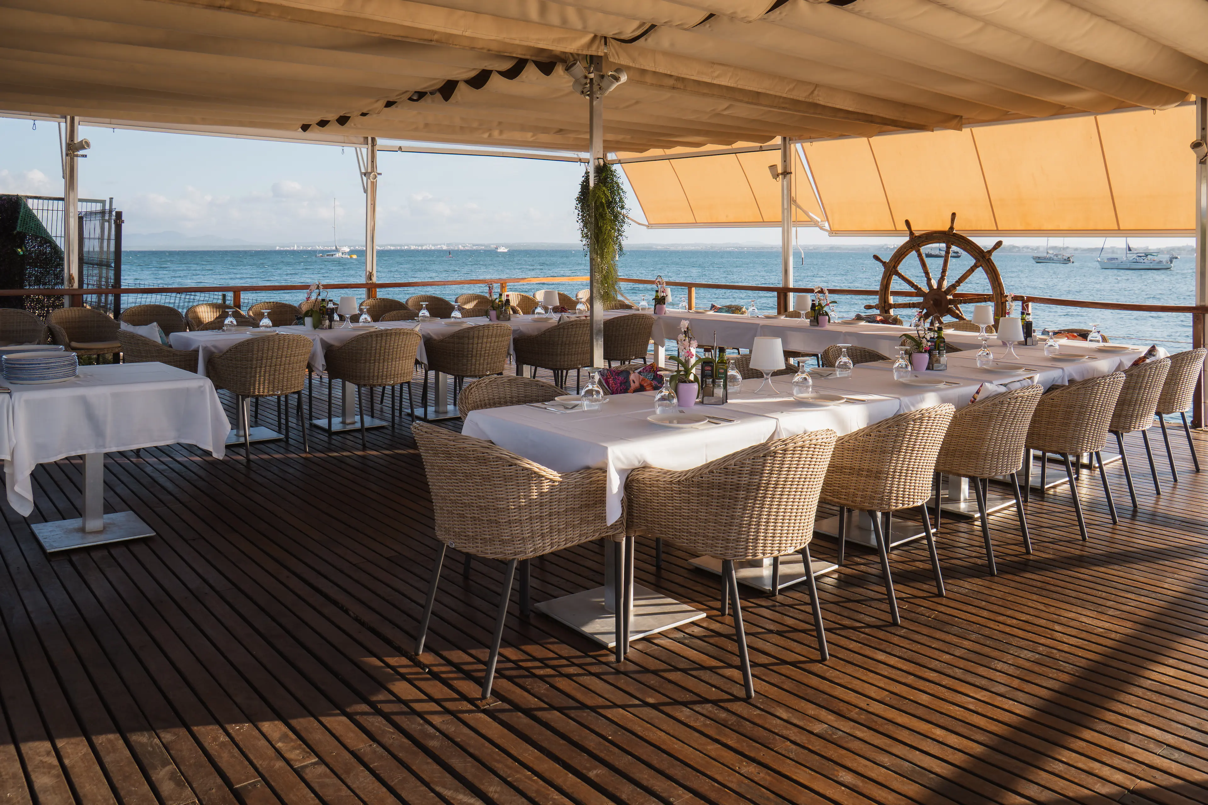 Terraza de Aqua al atardecer con vistas al mar