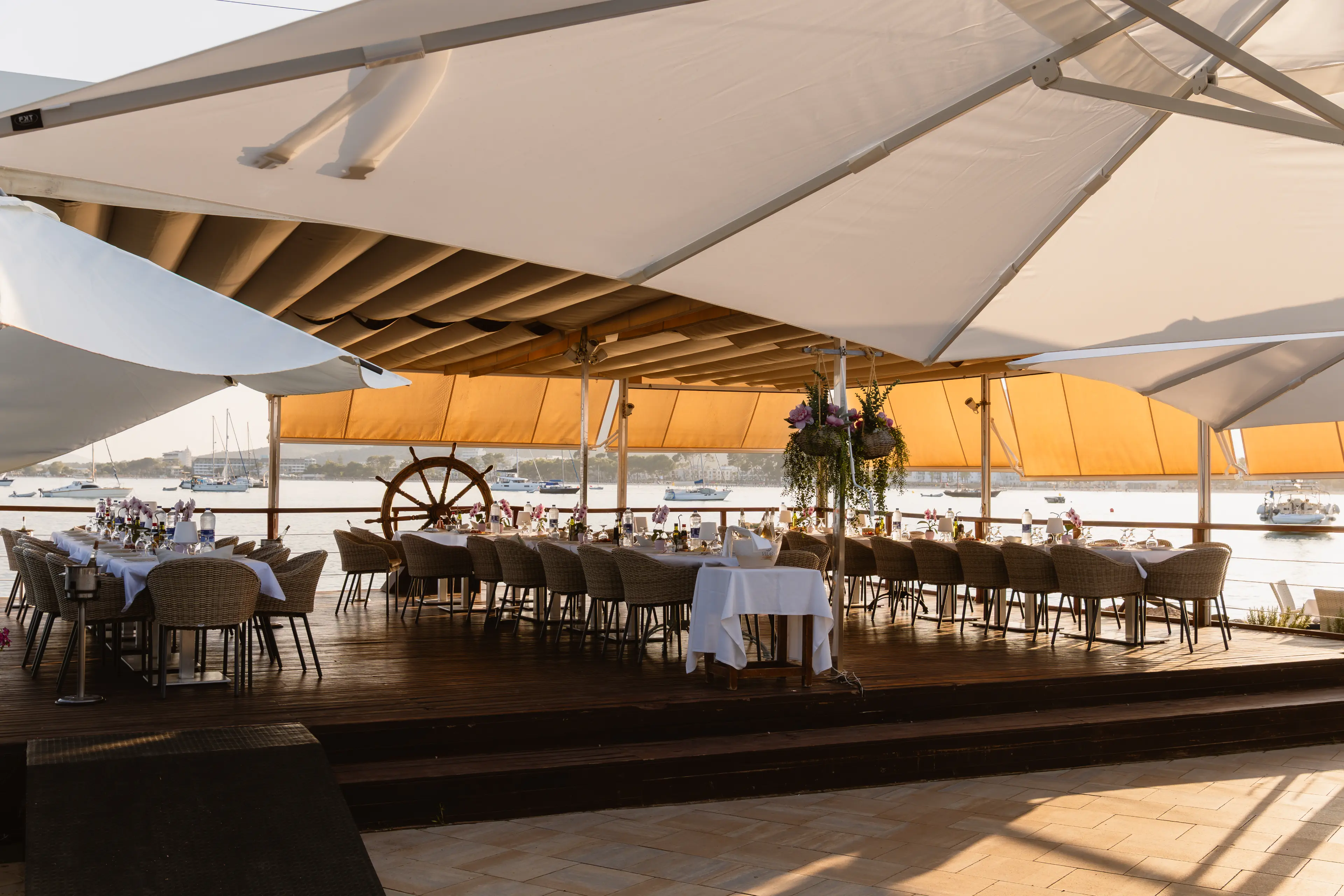 Celebración con amigos en Aqua Restaurant