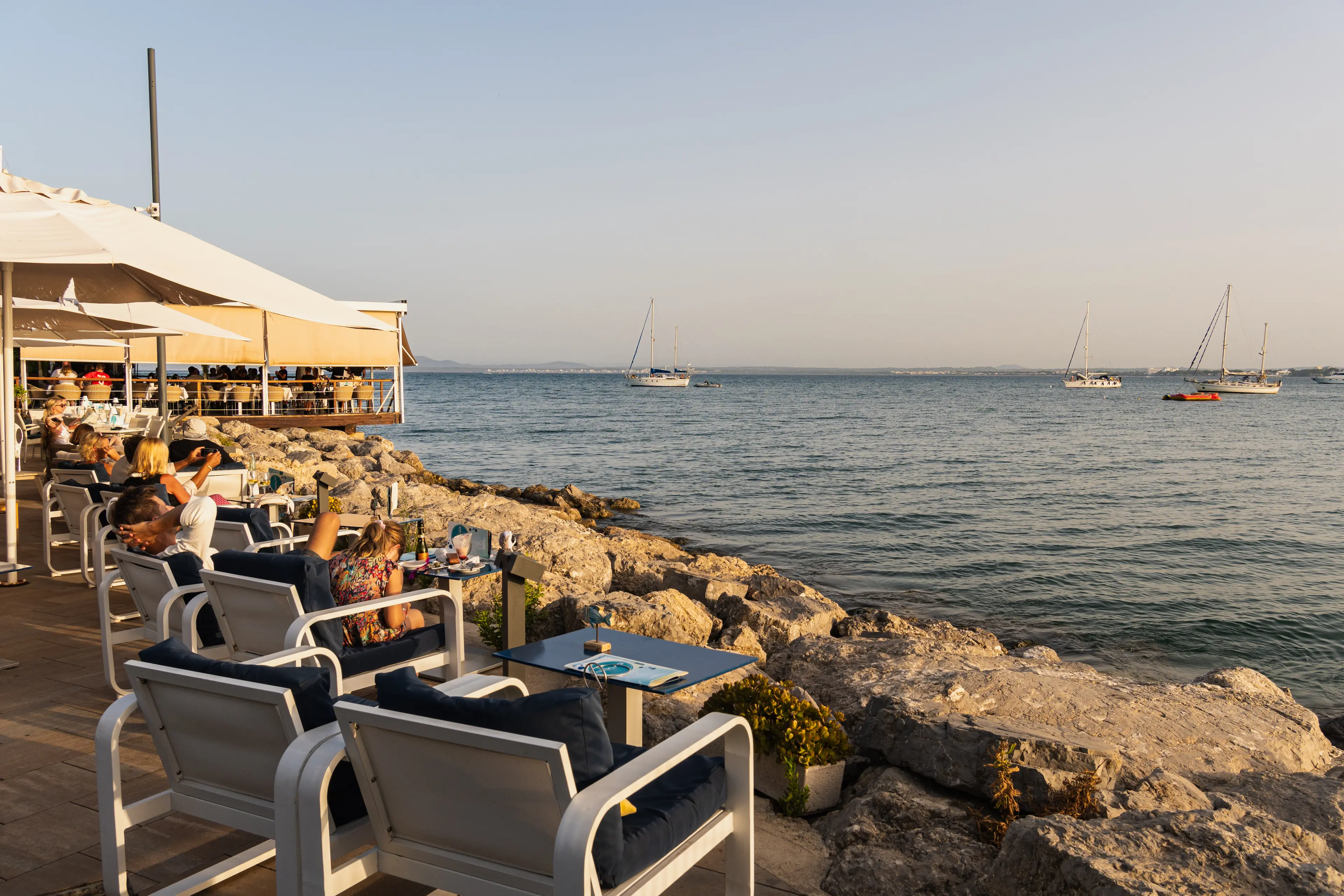 Espacio chill-out al aire libre en Aqua Alcudia