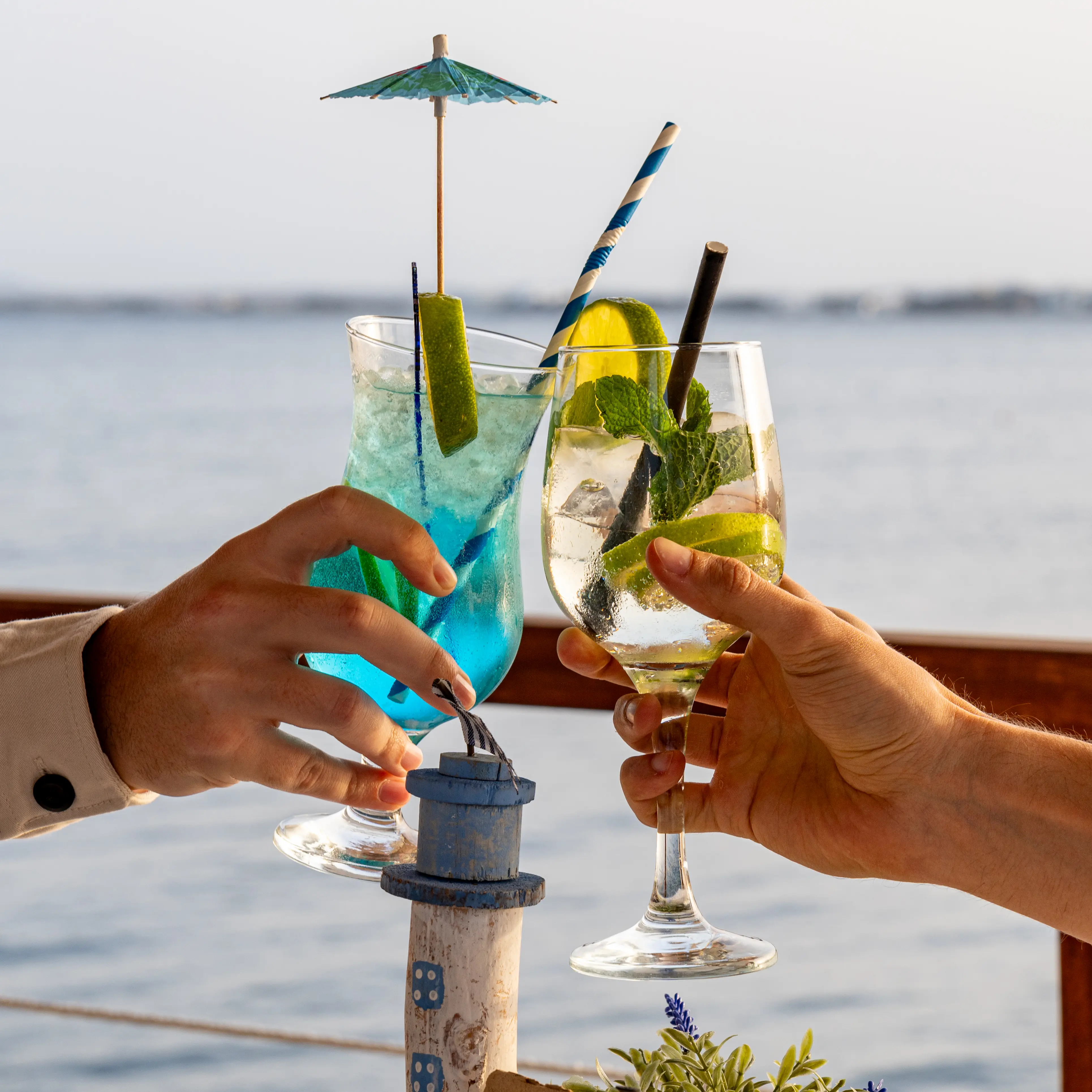 Terraza de Aqua al atardecer con vistas al Puerto de Alcudia