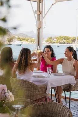 Grupo de amigos disfrutando en la terraza