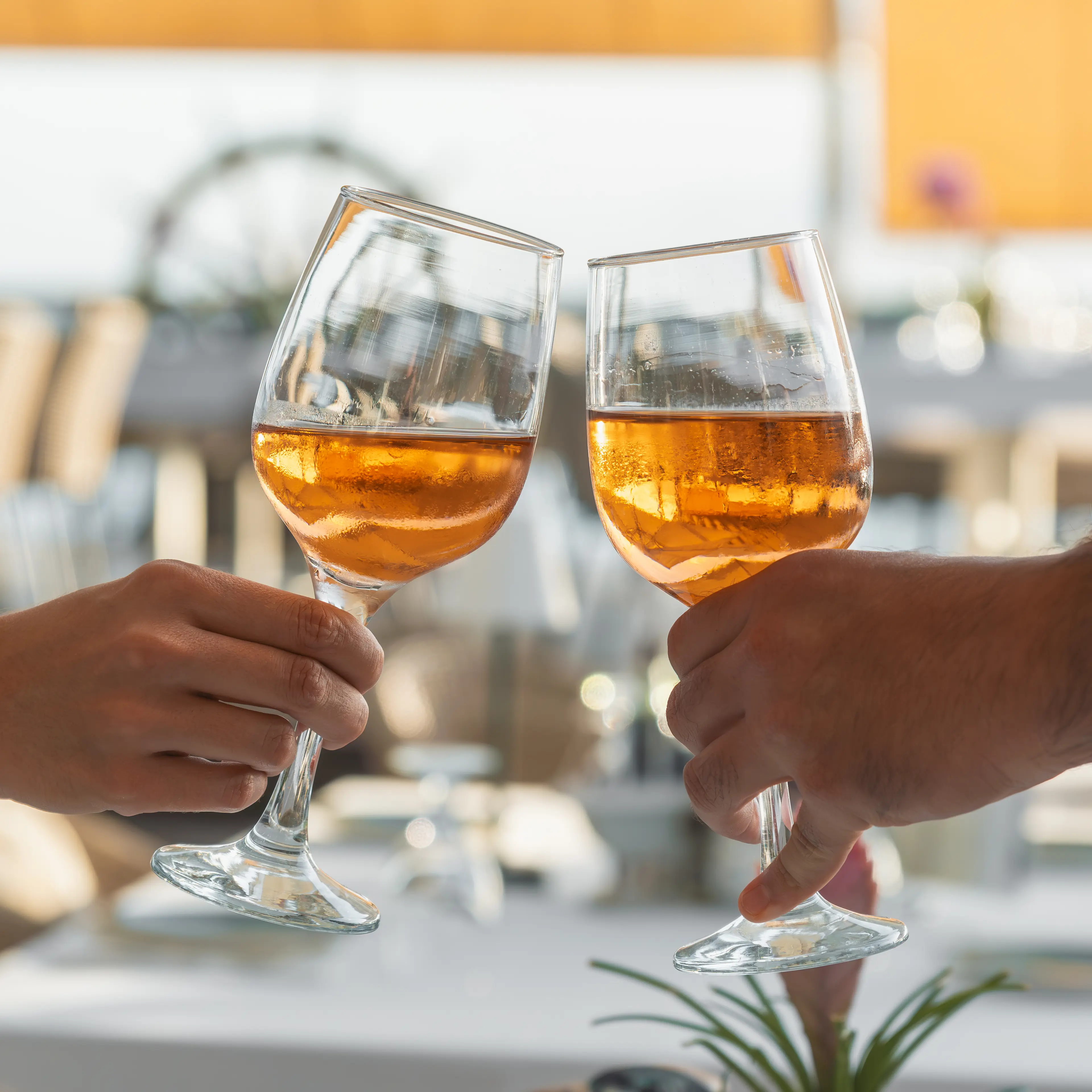 Cóctel artesanal preparado en la barra de Aqua