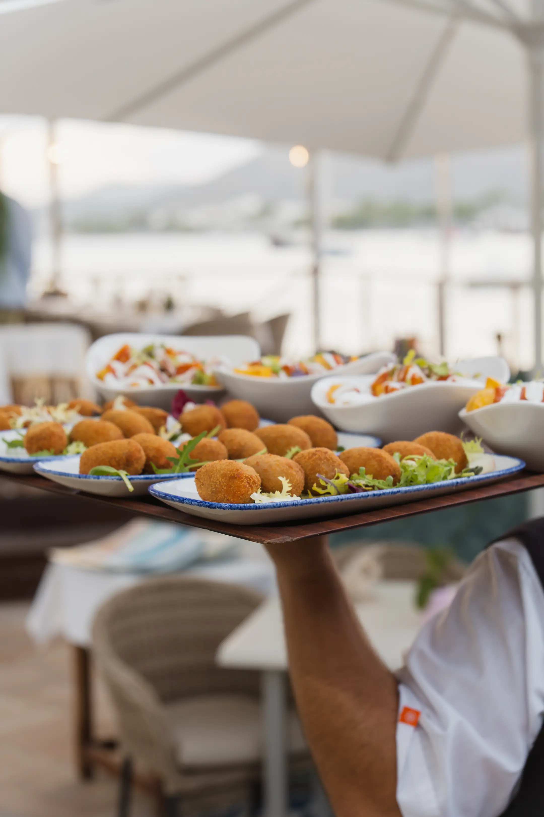 Snacks gourmet servidos en AQUA Terrace