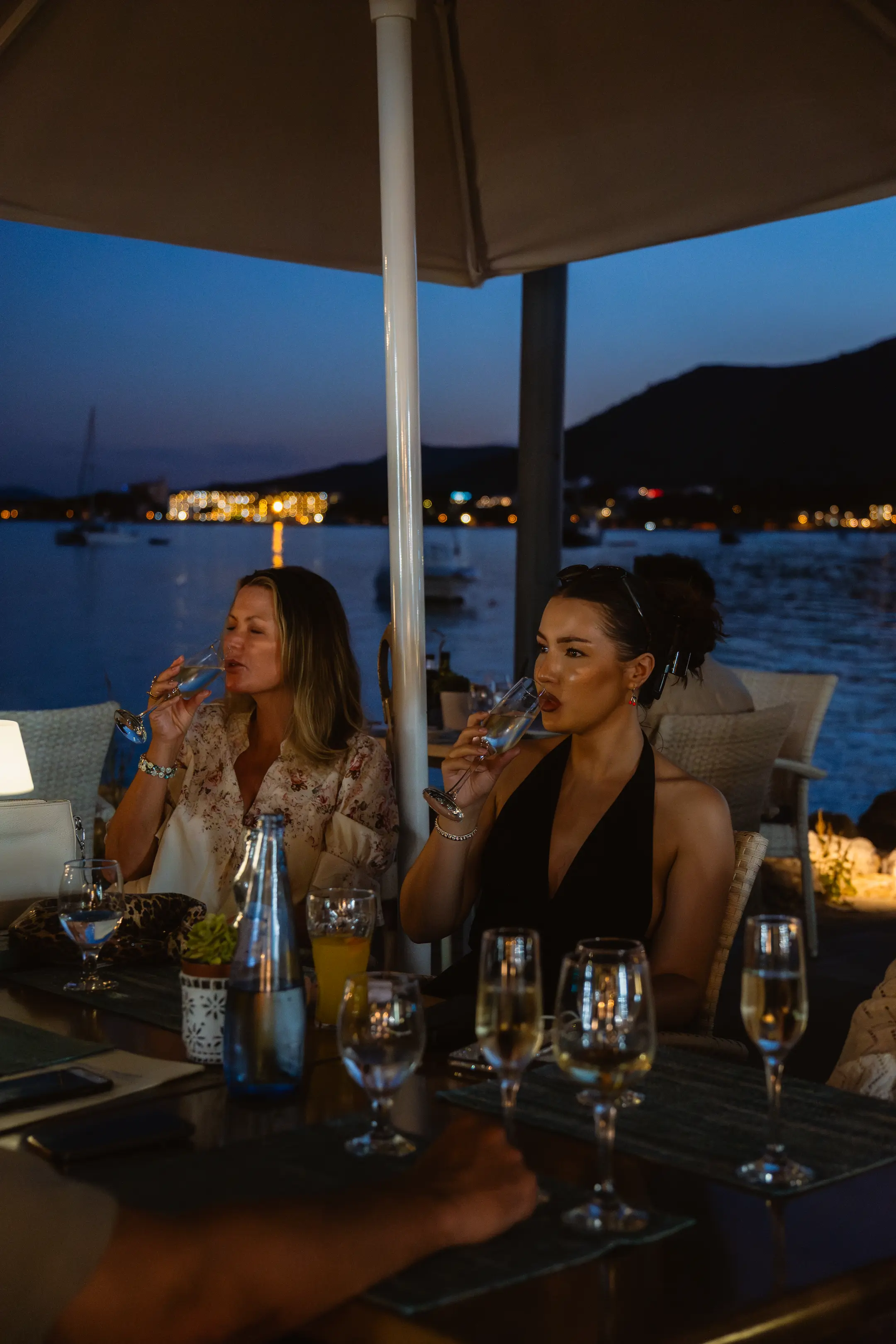 Boda íntima celebrada en Aqua frente al mar