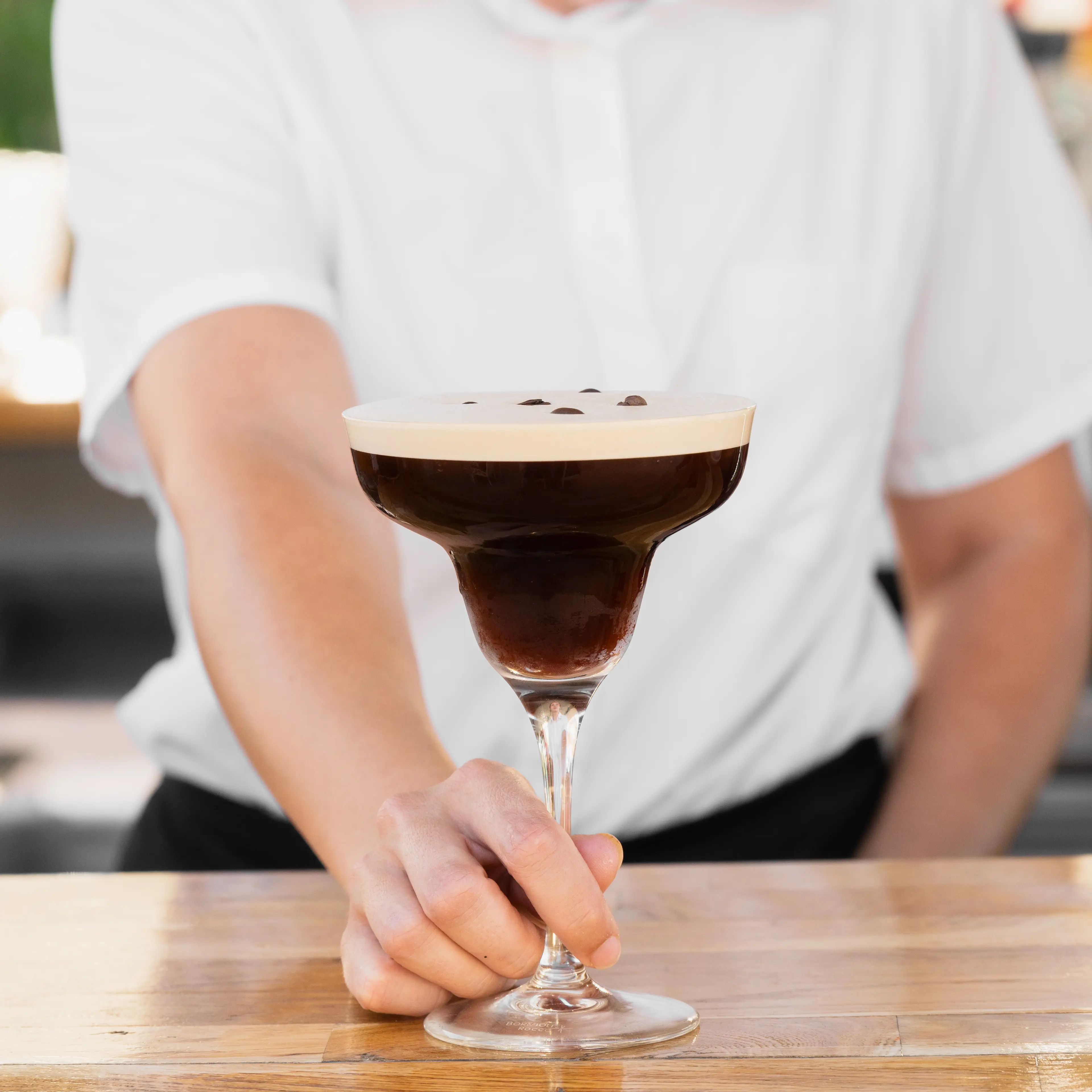 Brindis con cócteles en AQUA Terrace