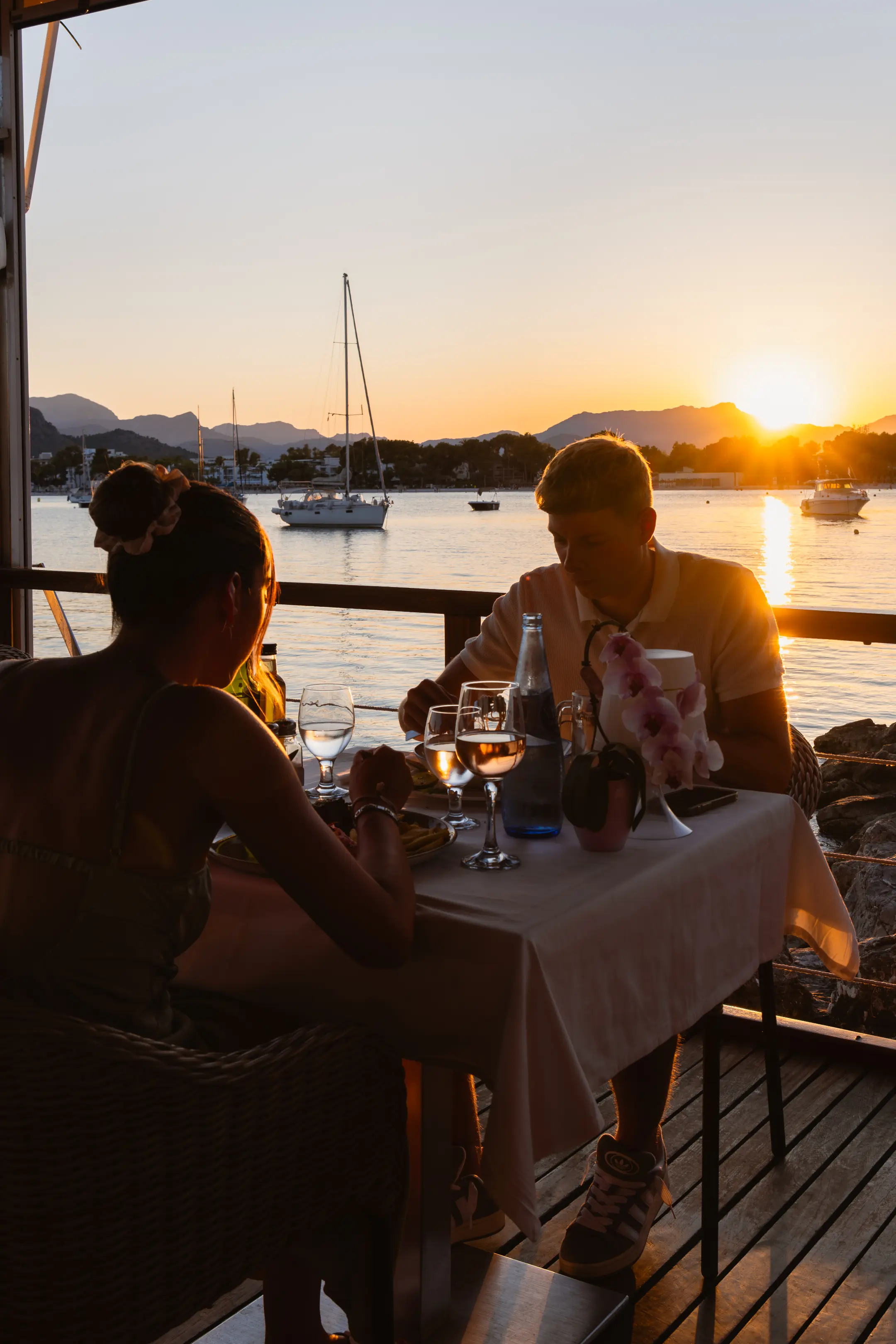 Sala principal del restaurante Aqua con vistas al mar