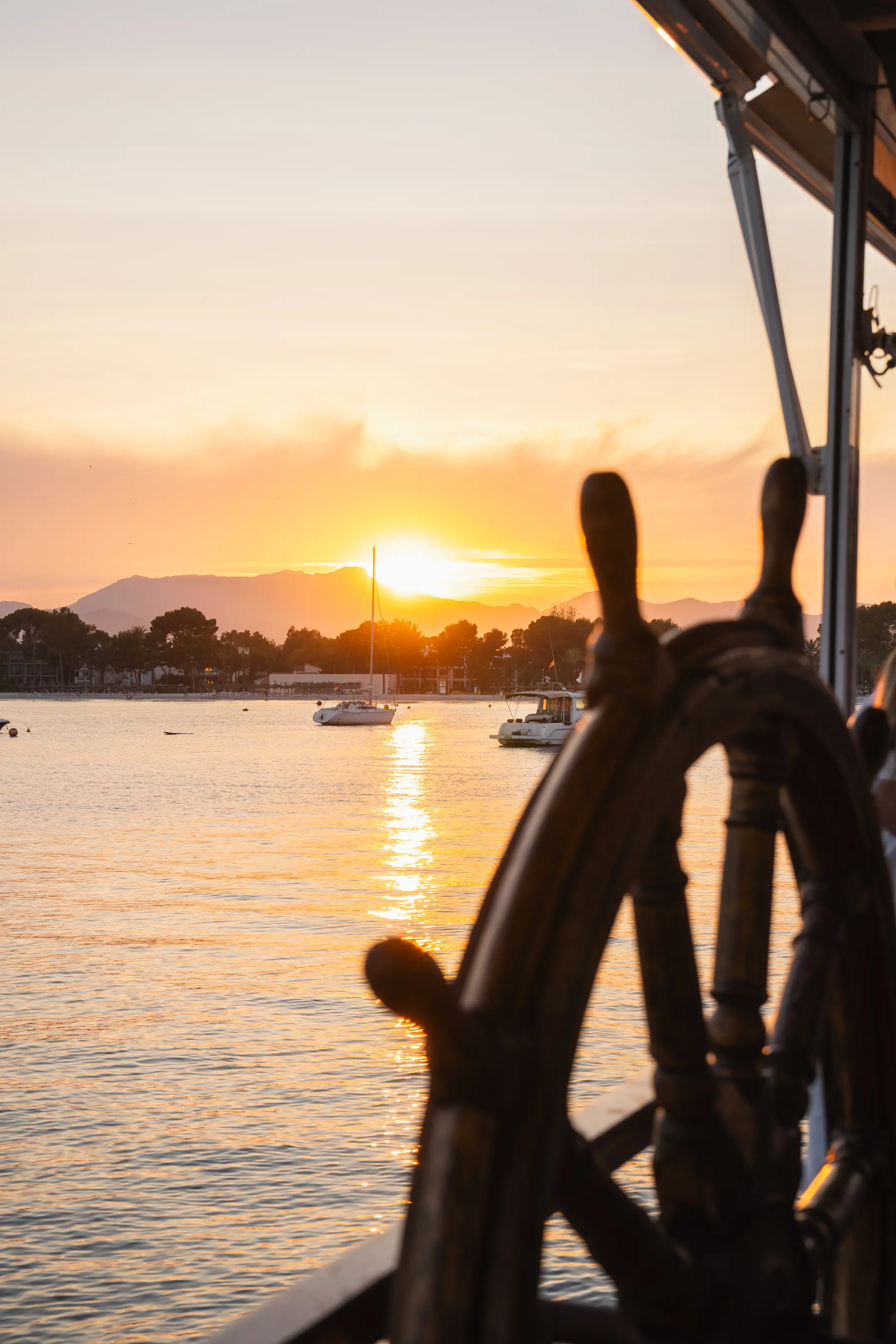Mesas preparadas para cena mediterránea en Aqua