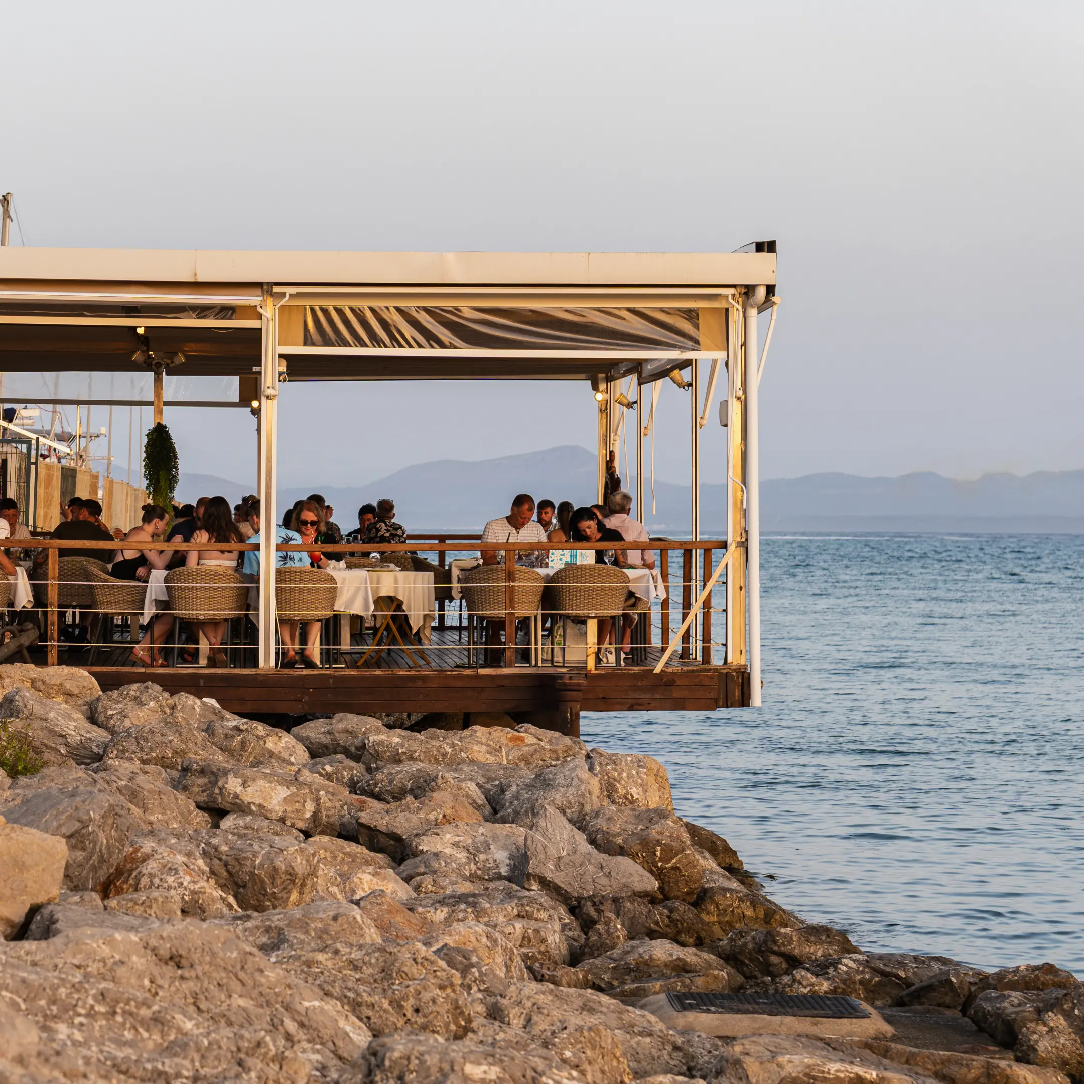 Plato de pescado fresco del día en Aqua Restaurant