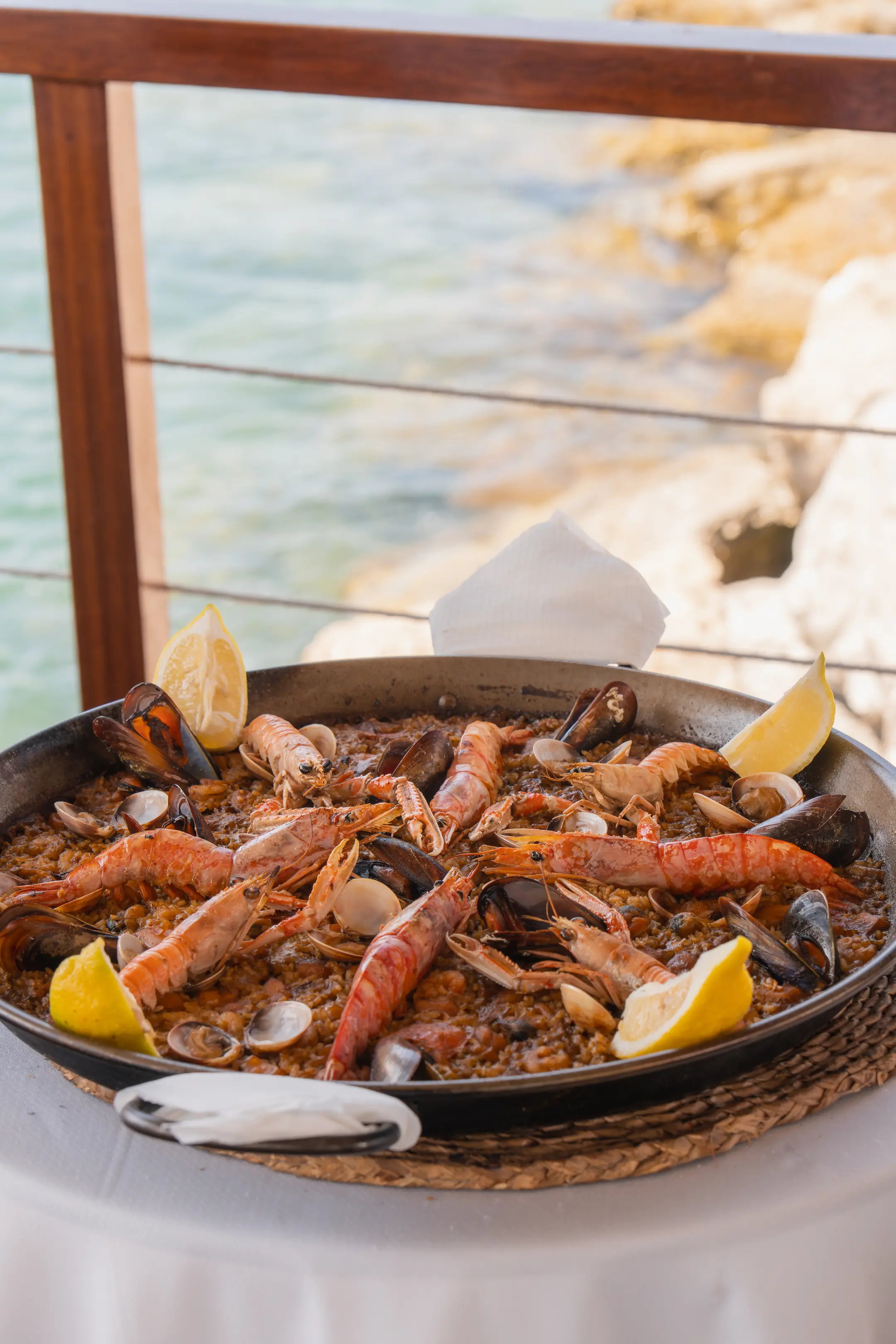 Paella casera mediterránea servida en Aqua Alcudia