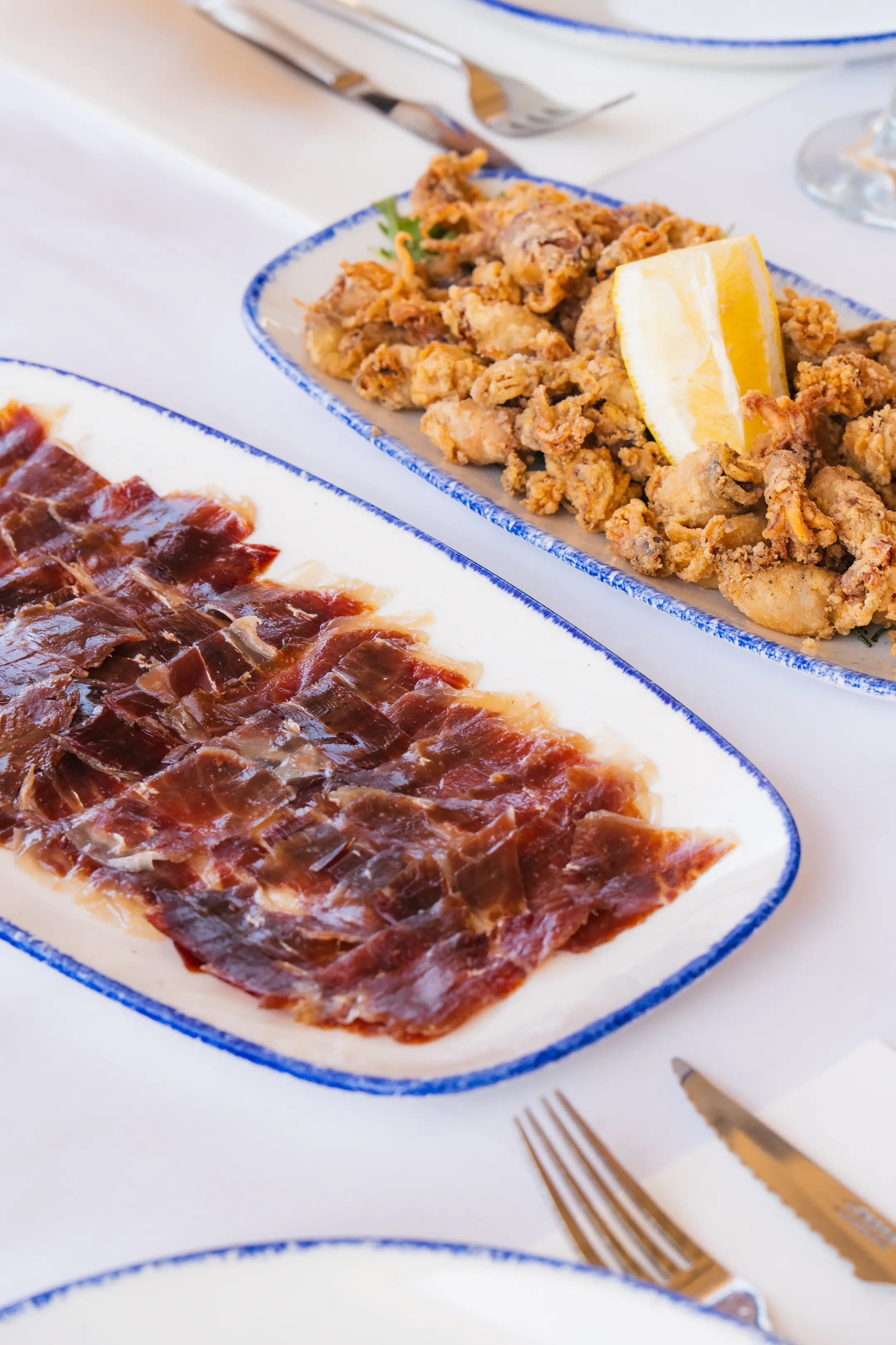 Terraza del restaurante al atardecer frente al mar