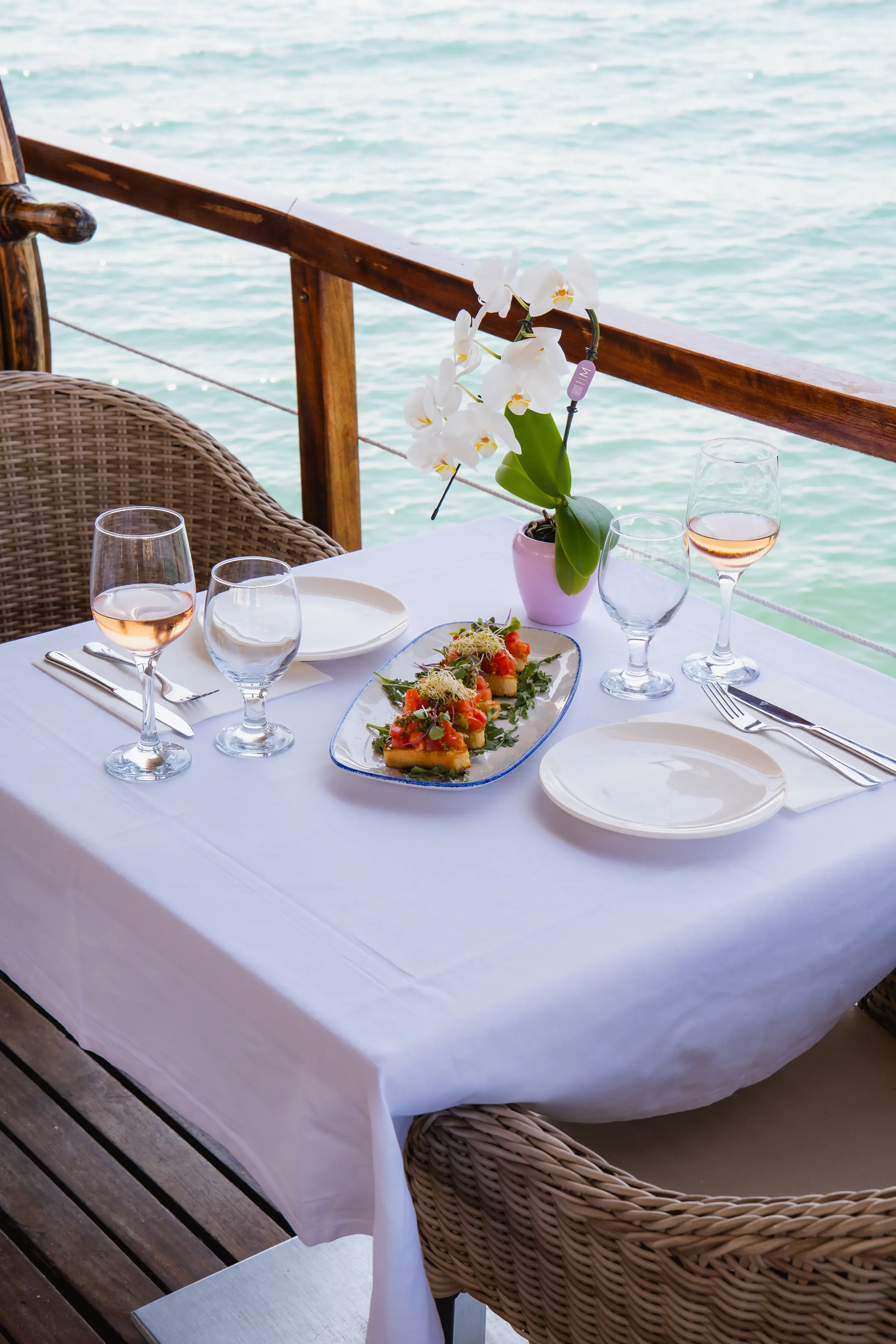 Ambiente interior elegante del restaurante Aqua