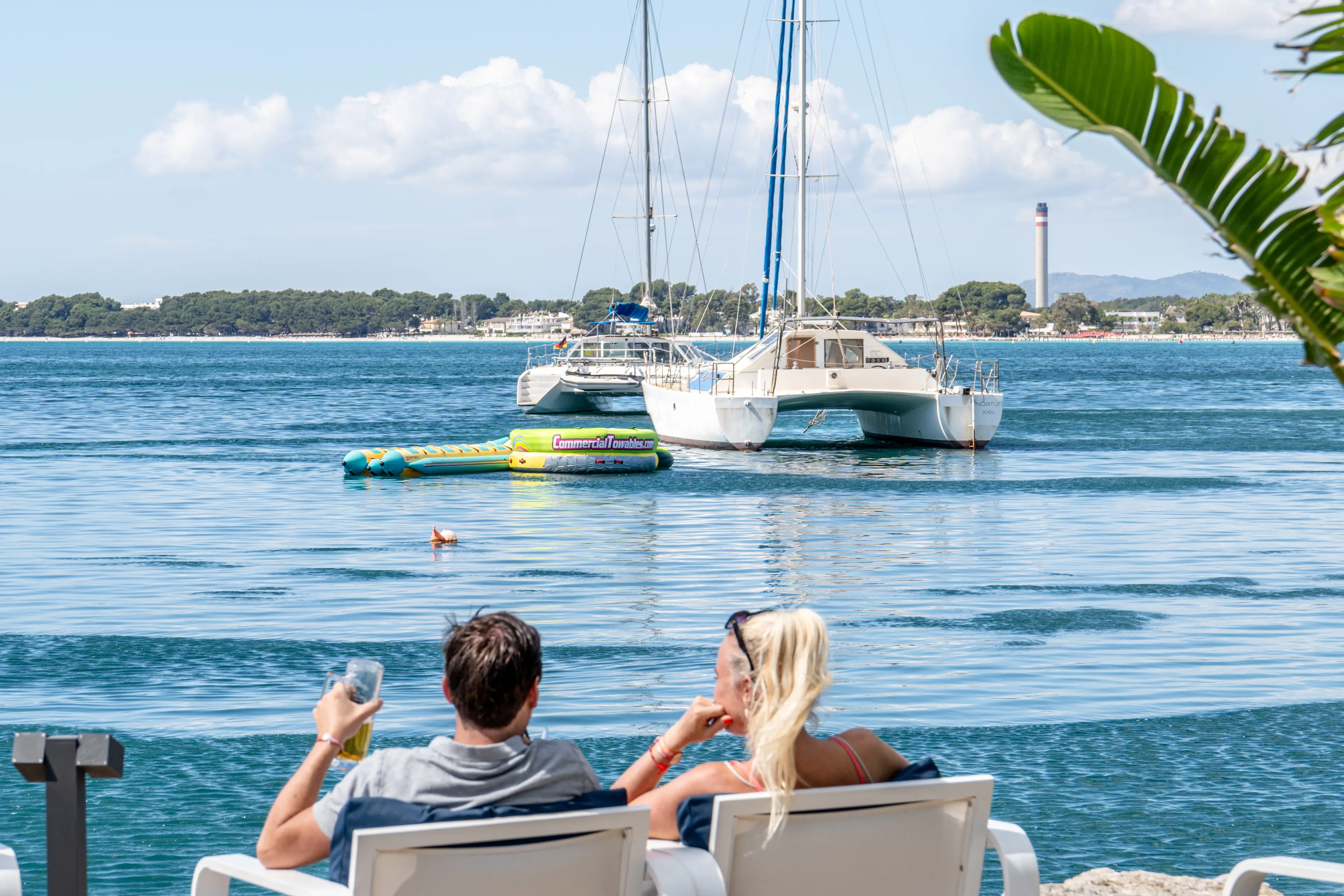 Terraza de Aqua al atardecer con vistas al mar de Alcudia