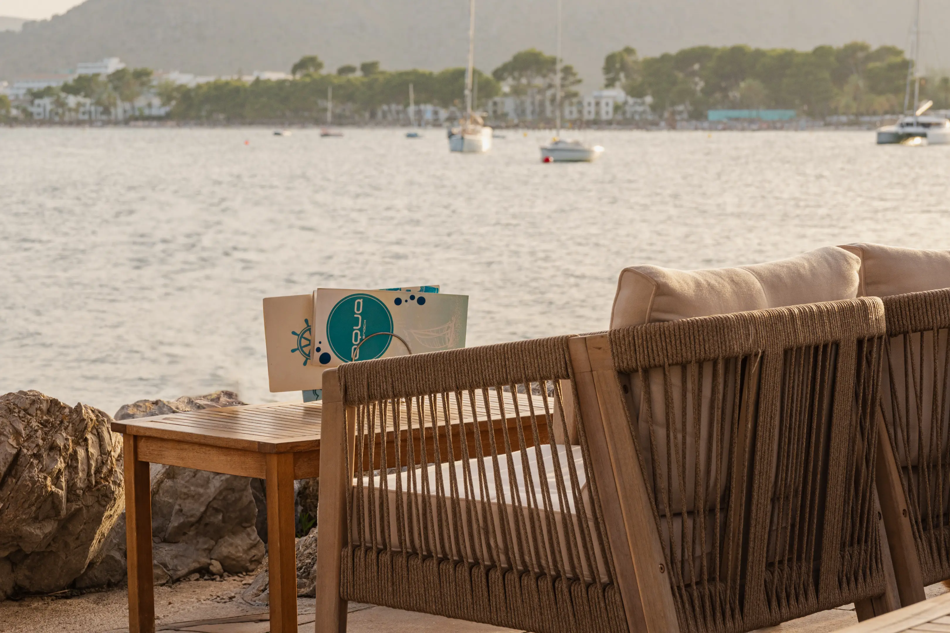 Celebración en la terraza frente al Mediterráneo