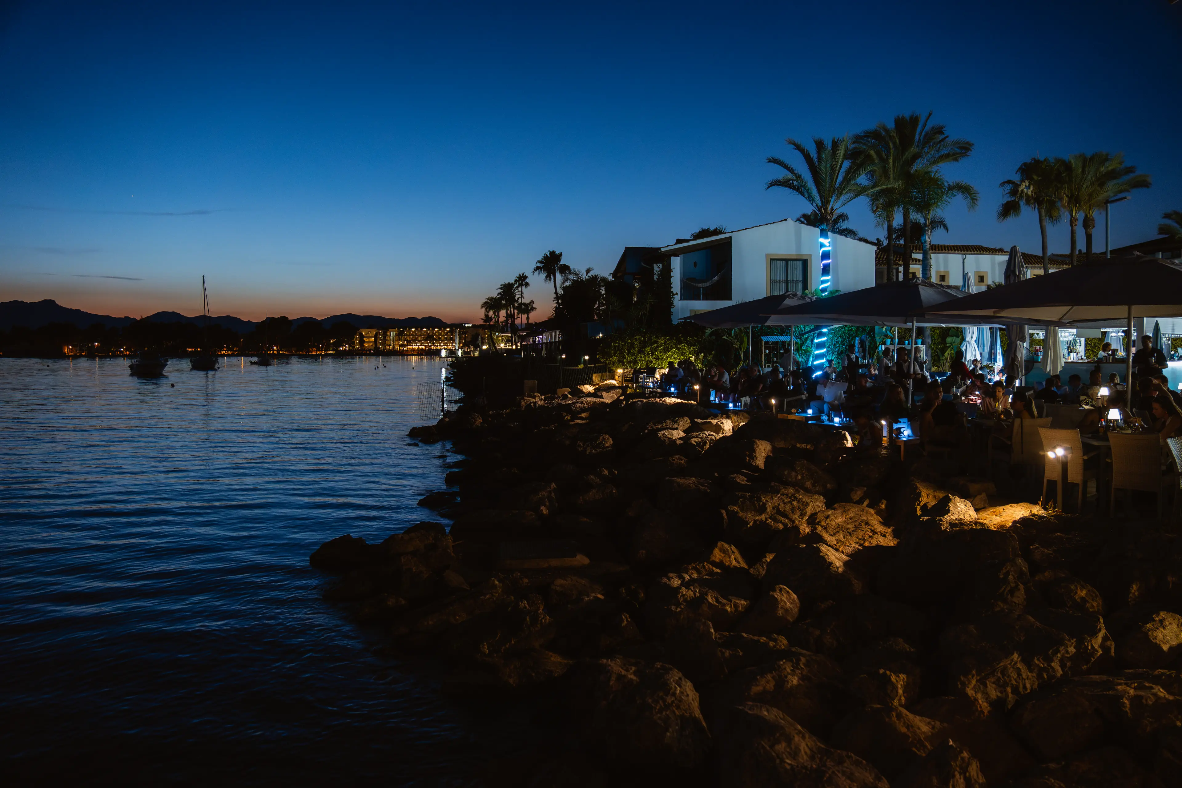 Clientes disfrutando de snacks y cócteles en AQUA Terrace